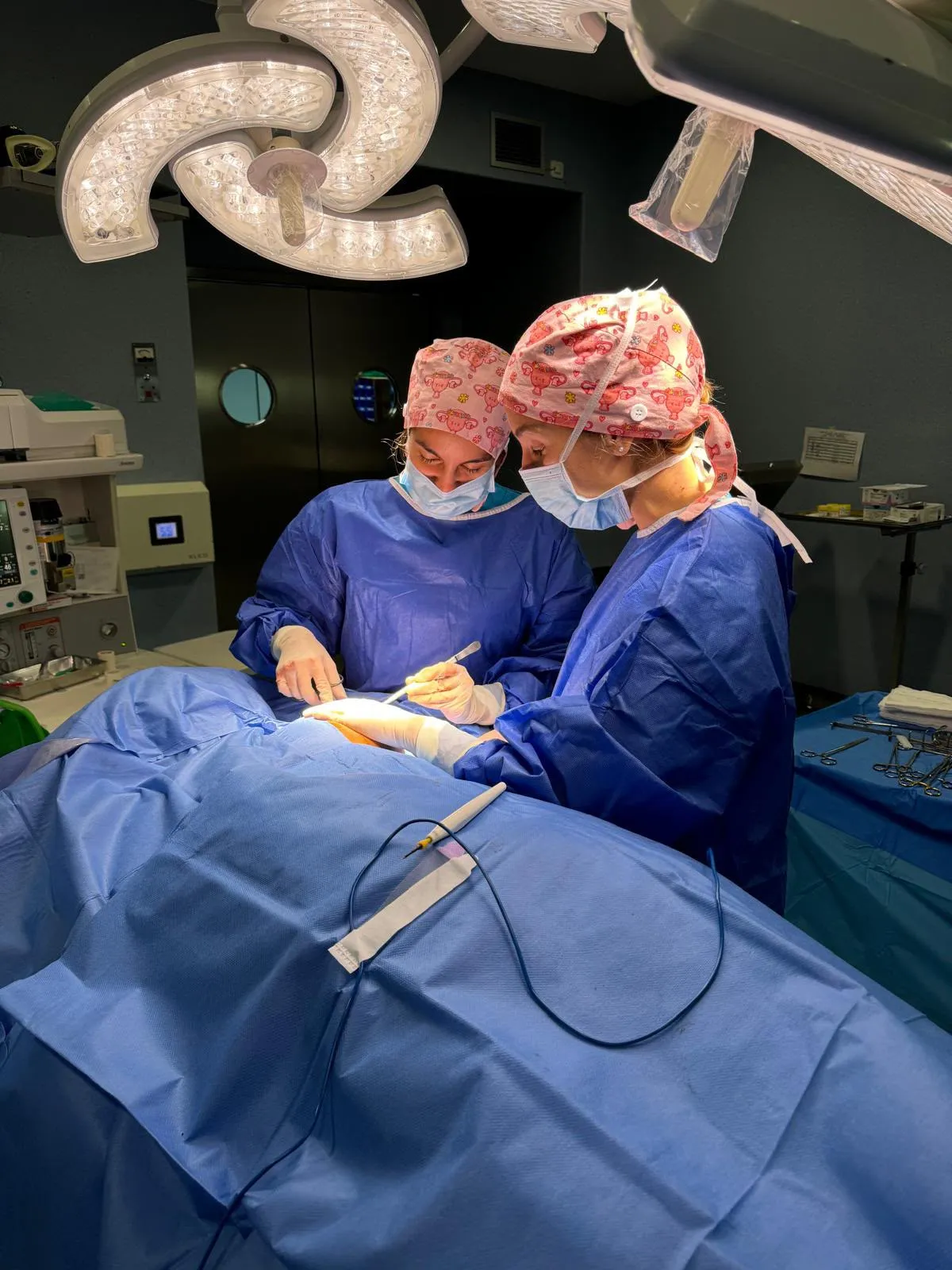Las doctoras Martín Blanco operando a una paciente bajo la lámpara del quirófano