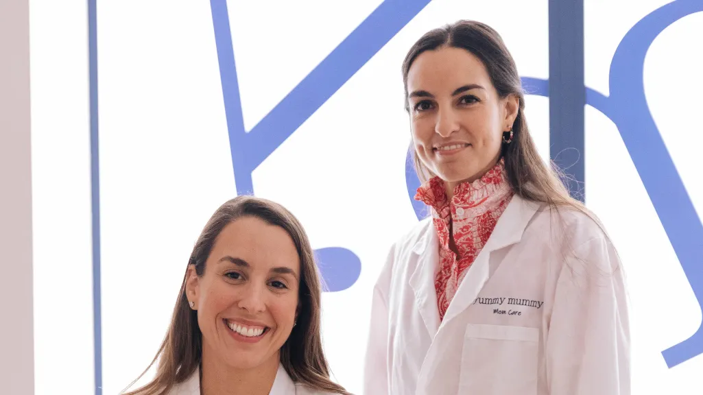 Las doctoras Martín Blanco, sonrientes, en su consulta