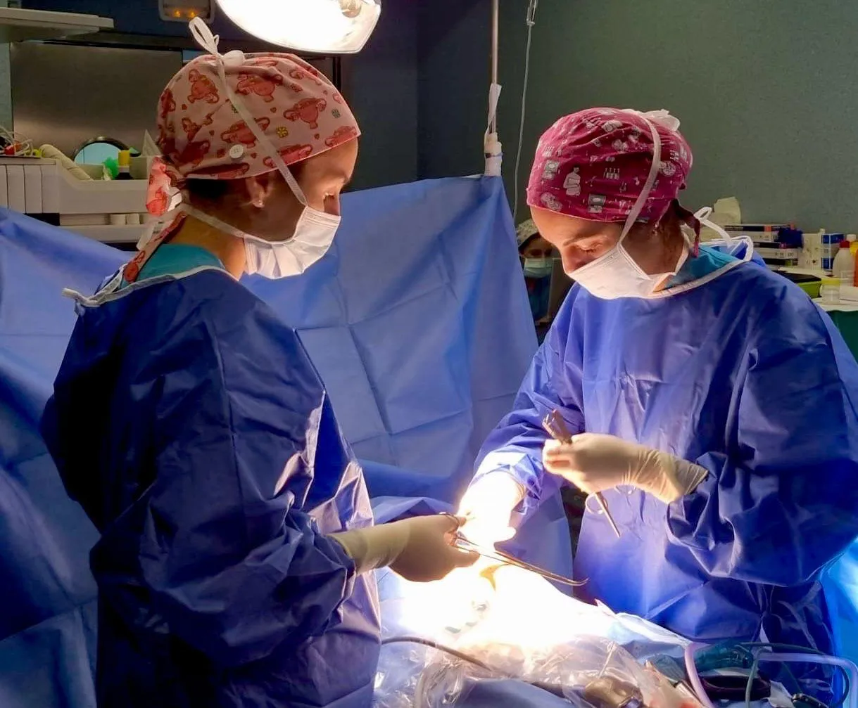 Las doctoras Martín Blanco operando juntas en el quirófano