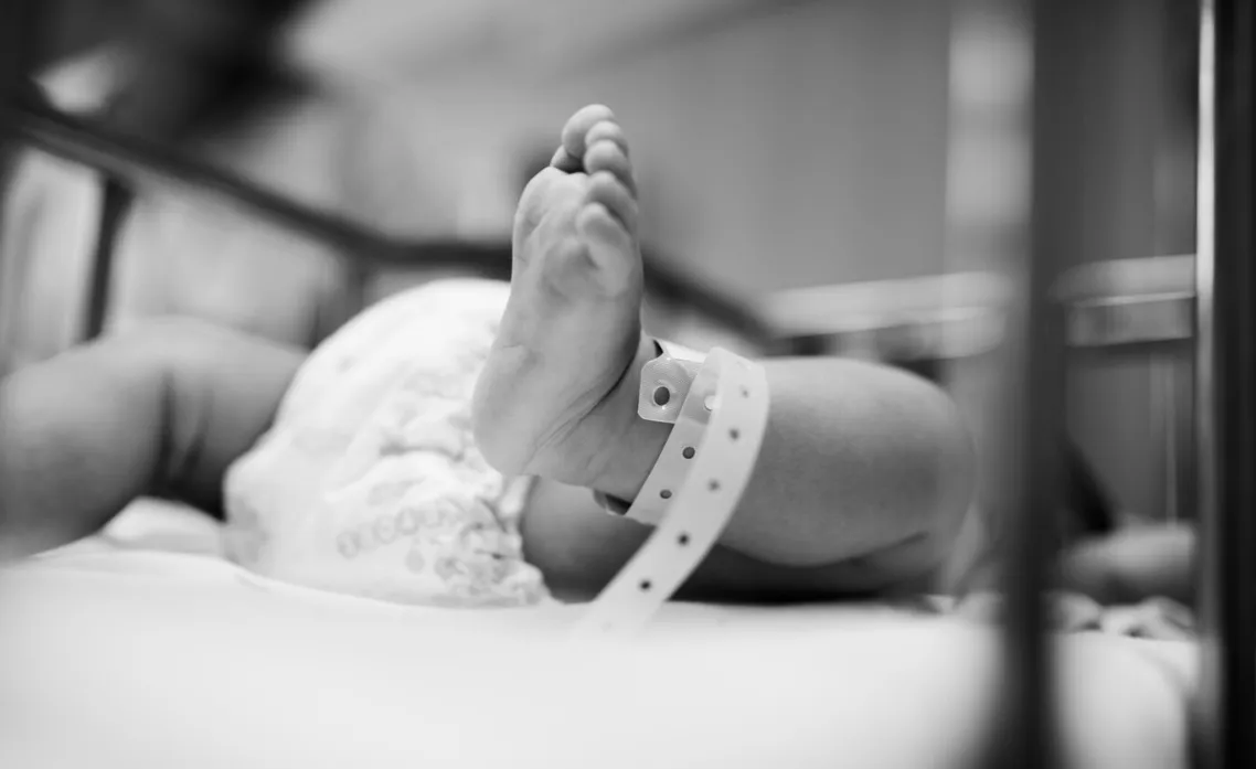Pie de un recién nacido con la pulsera del hospital